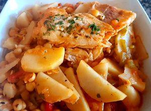 Una foto de Guisado de merluza con garbanzos. #masconmenos #elrefranero