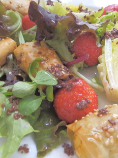 Una foto de Ensalada verde con crujiente de queso y olivada