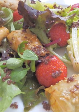 Foto principal de Ensalada verde con crujiente de queso y olivada