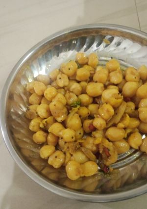 தாளித்த வெள்ளை சுண்டல்(sundal recipe in tamil) செய்முறை முக்கிய புகைப்படம்