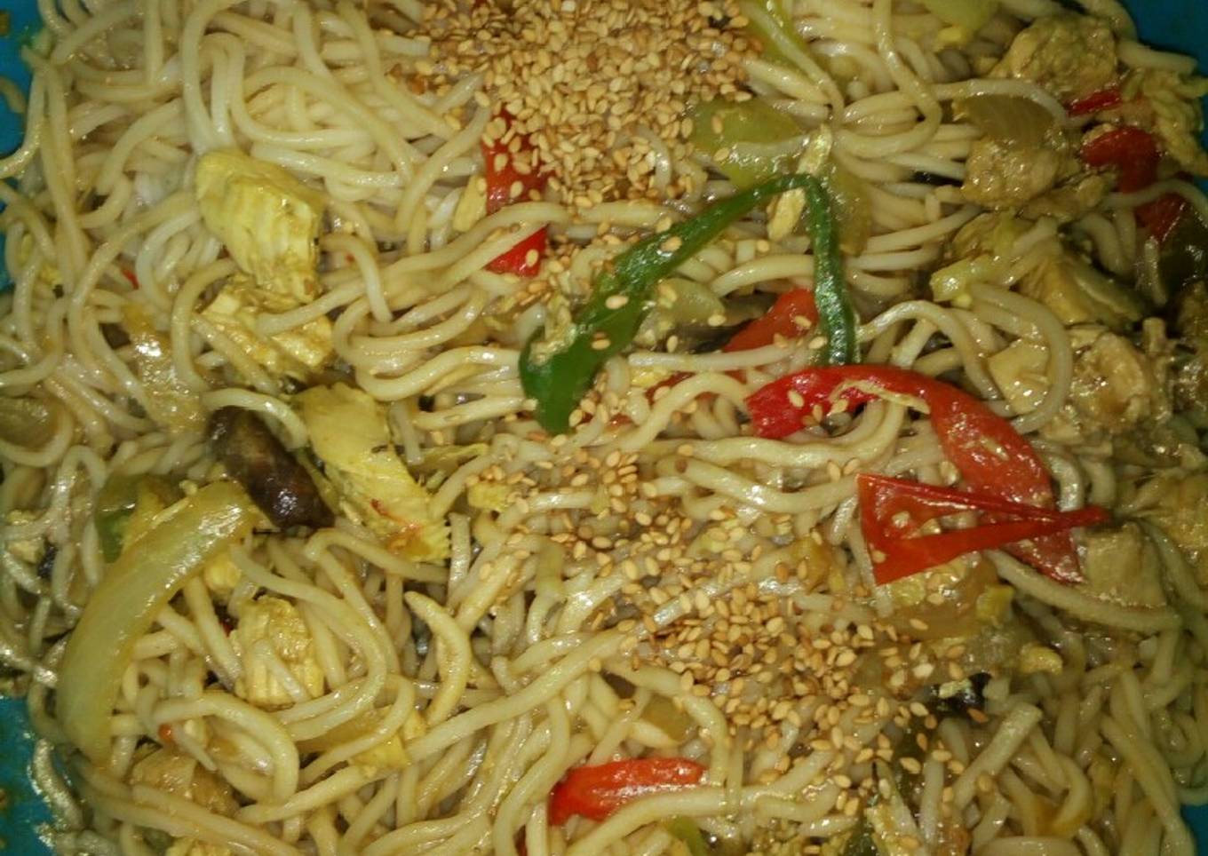 Wok de fideos con pollo y verduras