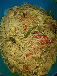 Una foto de Wok de fideos con pollo y verduras