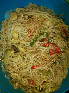 Una foto de Wok de fideos con pollo y verduras