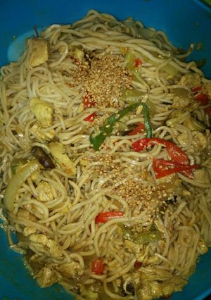 Una foto de Wok de fideos con pollo y verduras