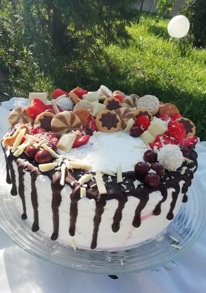 O poză a rețetei Tort cu jeleu de căpșuni și vișine, mousse cu fructe de pădure.