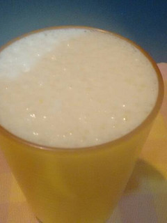 Una foto de Lassi de mango. ॐ