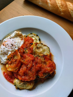 Una foto de Ratatouille con huevo poché