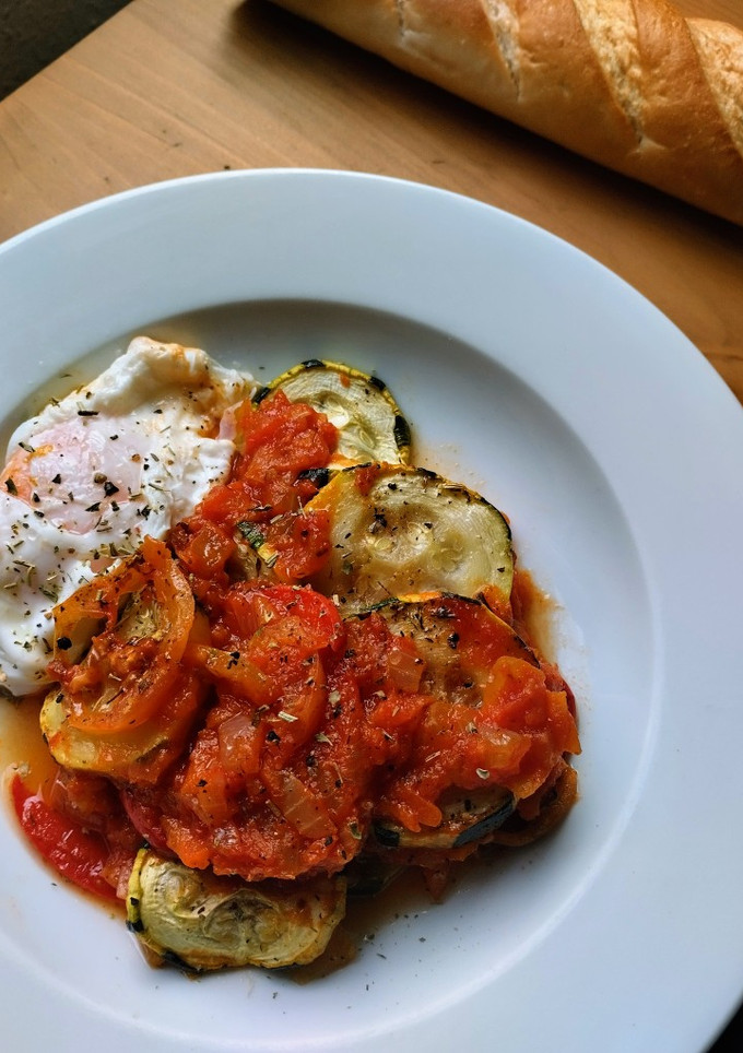 Una foto de Ratatouille con huevo poché