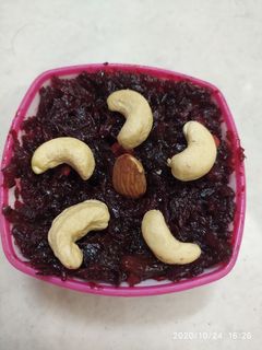 बीट रूट हलवा (beetroot halwa recipe in marathi) रेसिपी चे मुख्य फोटो