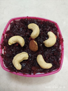 बीट रूट हलवा (beetroot halwa recipe in marathi) रेसिपी चे मुख्य फोटो