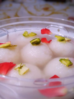 A picture of Rice rasgulla.