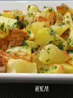 Una foto de Patatas aliñadas en micro y freidora de aire