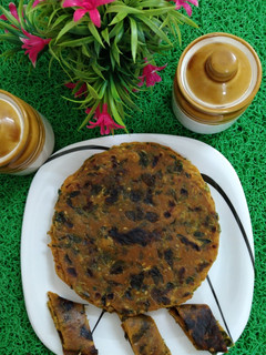 મેથીની ભાજી અને ઘઉં બાજરી ના થેપલા (Methi Bhaji Wheat Bajri Thepla Recipe In Gujarati) રેસીપી મુખ્ય ફોટો