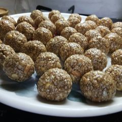 A picture of Tilache laddu.