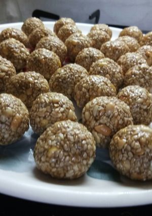 A picture of Tilache laddu.