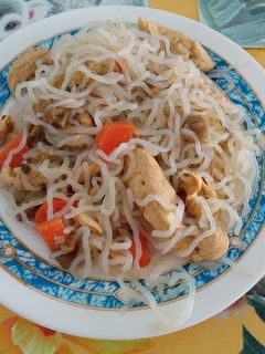 Una foto de Fideos de Konjac -shirataki- con pollo y verduras