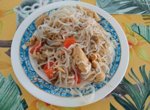 Una foto de Fideos de Konjac -shirataki- con pollo y verduras