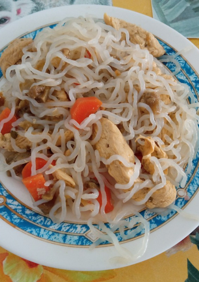 Una foto de Fideos de Konjac -shirataki- con pollo y verduras