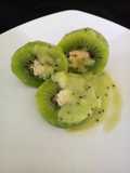 Kiwis rellenos con quesos, en salsa de kiwis