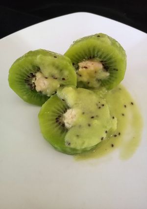 Una foto de Kiwis rellenos con quesos, en salsa de kiwis