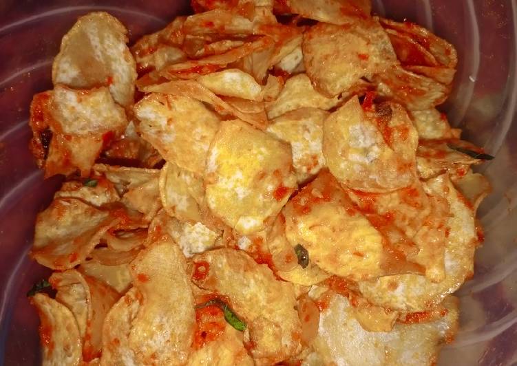 Cara Gampang Menyiapkan Keripik talas pedas bumbu daun jeruk Anti Gagal