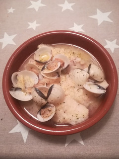 Una foto de Penga con almejas a la sidra