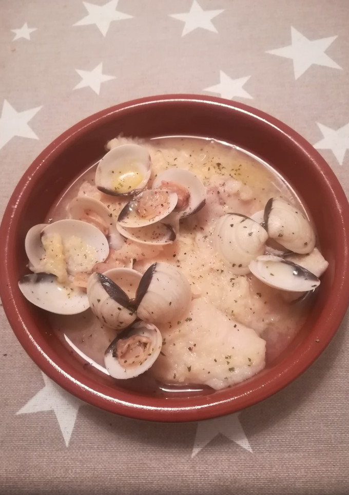 Una foto de Penga con almejas a la sidra