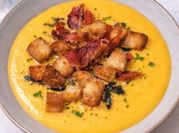 Una foto de bacon cebolla queso