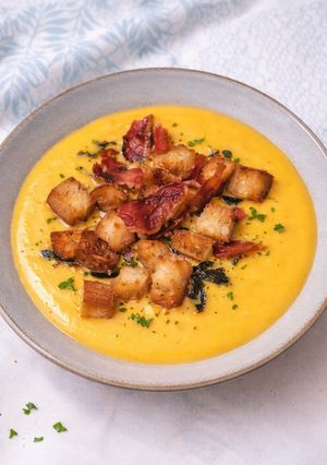 Una foto de 🥣 Sopa crema de zanahoria con queso cremoso, bacon y croutones