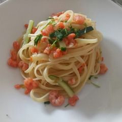 A picture of Linguine with prawns, courgette & pumpkin flowers.