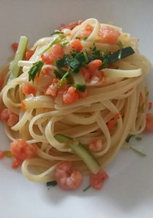 A picture of Linguine with prawns, courgette & pumpkin flowers.