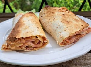 Tortilla tekercs Hawaii módra recept fotója