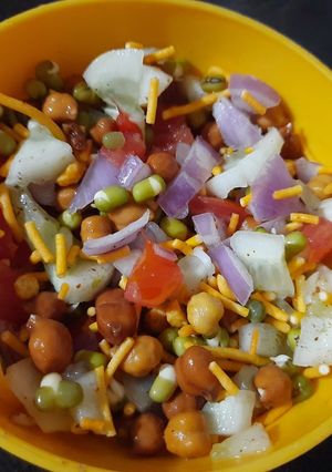 A picture of Sprout chaat.