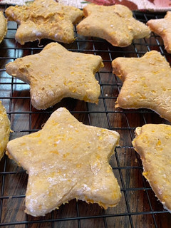 A picture of Pumpkin & peanut butter dog treats.