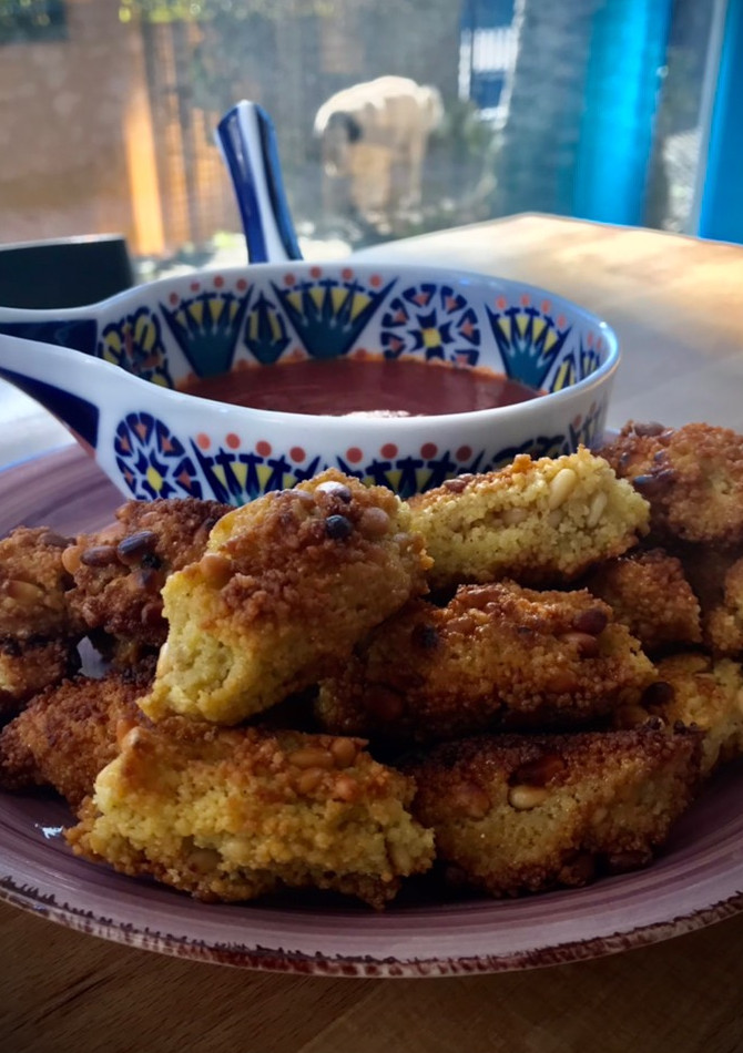 Una foto de Albóndigas alargadas de piñones con cous-cous
