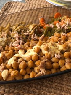 Una foto de Garbanzos con verdura terminados en horno con alioli