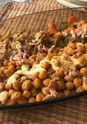 Una foto de Garbanzos con verdura terminados en horno con alioli