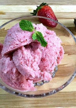 A picture of Sugar-Free Strawberry Ice Cream.