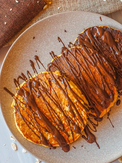 Una foto de Tortitas de avena y naranja con chocolate