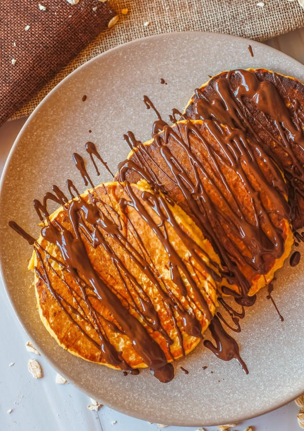 Una foto de Tortitas de avena y naranja con chocolate