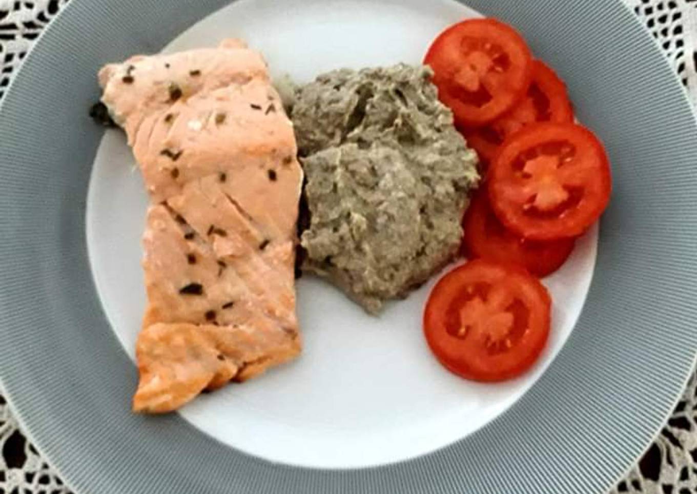 Salmón con crema de lentejas