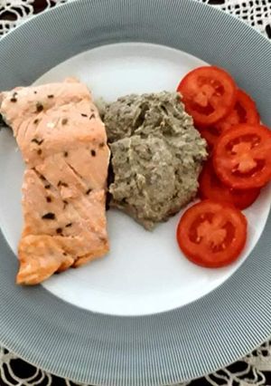Una foto de Salmón con crema de lentejas