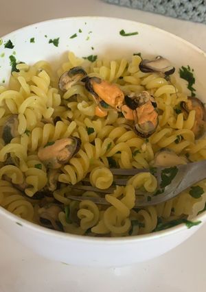 Una foto de Fideos con mejillones y provenzal