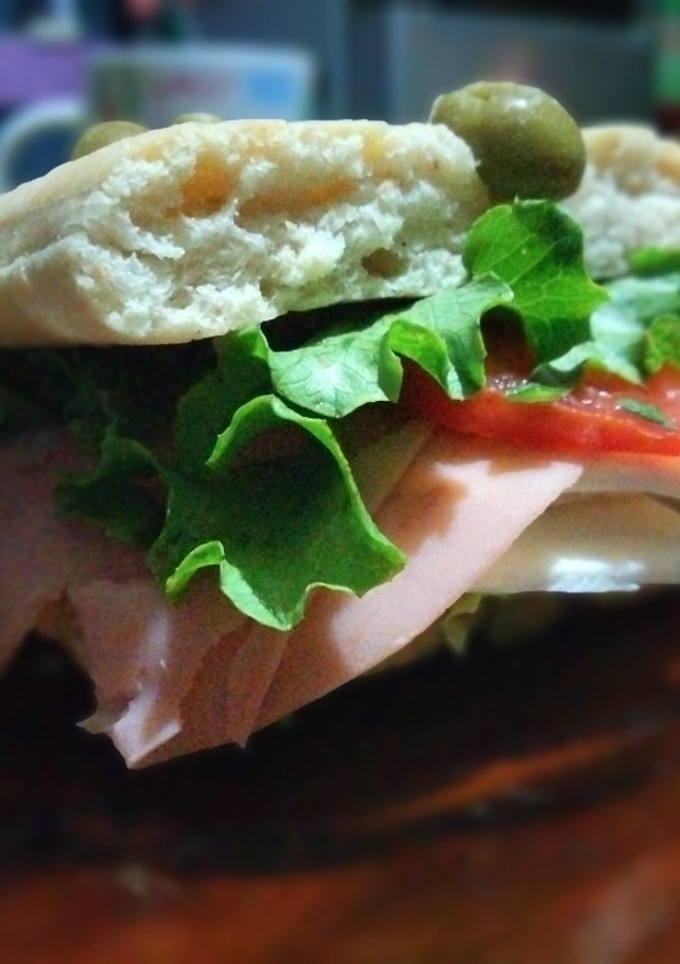 Una foto de Ciabatta artesanal con aceitunas
