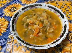 Une photo de Soupe de légumes aux aromates, ail frais et fumet de porc