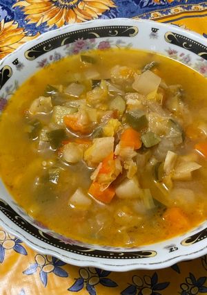 Une photo de Soupe de légumes aux aromates, ail frais et fumet de porc