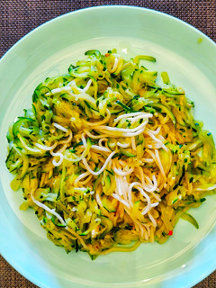 Una foto de Zoodles de calabacín con espaguetis de merluza