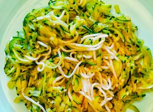 Una foto de Zoodles de calabacín con espaguetis de merluza