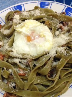 Una foto de Tallarines de espinacas con salmón y huevo