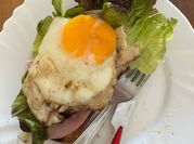 Une photo de toast dejeuner